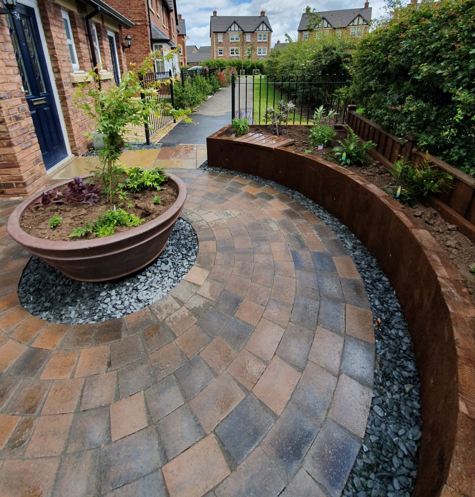 Large cermaic pot cenrepice in this landscaped garden